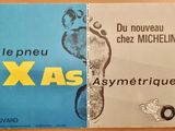 deux livres sont posés l'un à côté de l'autre sur une table