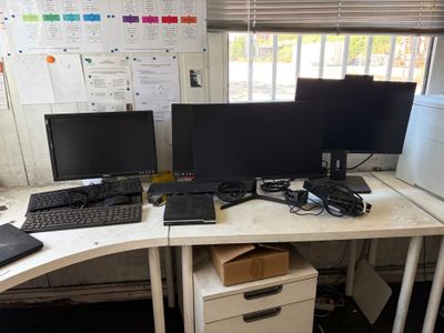un bureau sur lequel se trouvent deux écrans d'ordinateur et un ordinateur portable