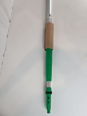 un stylo vert posé sur une table blanche, à côté d'un stylo vert