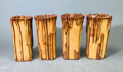 trois vases en bois posés sur une table