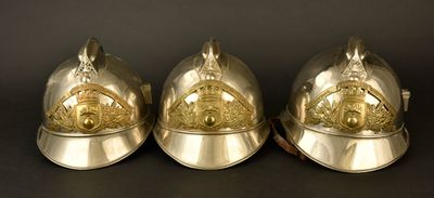 trois casques posés les uns à côté des autres