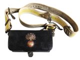 un petit sac à main noir muni d'une bandoulière en cuir