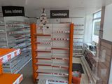 les nombreuses étagères d'un magasin sur lesquelles sont disposés des articles
