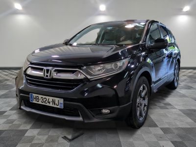 La Honda CR-V est garée sur un sol à damier