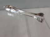 une cuillère et une fourchette en argent posées sur une table