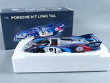 une maquette de Porsche  « 917 Long Tail » dans une boîte