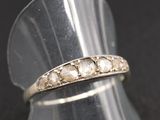 gros plan d'une bague en argent sur une surface noire