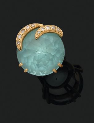 Gros plan d'une bague posée sur une surface noire, sur fond noir