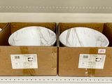 quatre paquets de papier toilette sur une étagère dans un magasin