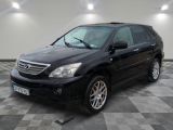 une photo d'une Toyota RAV noire garée dans un garage