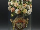 une cloche en verre contenant des fleurs