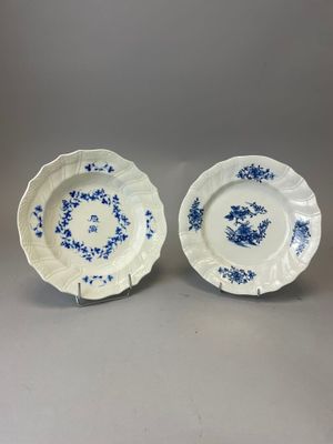 une paire d'assiettes bleues et blanches ornées de motifs floraux