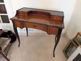 a desk with a mirror on top of it in a room