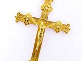 une croix dorée sur fond blanc