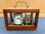 un petit coffret en bois contenant une horloge