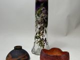 deux vases posés l'un à côté de l'autre sur une surface blanche