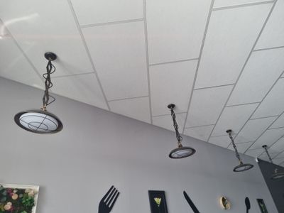 une horloge suspendue au plafond d'un restaurant