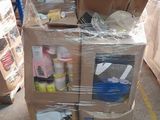 un carton rempli de boîtes et d'autres objets dans un entrepôt