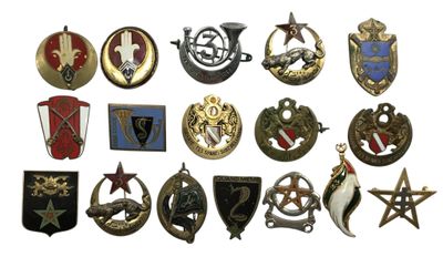 de nombreux types différents d'insignes militaires sur fond blanc
