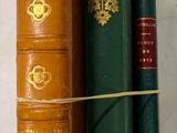 plusieurs livres empilés les uns sur les autres