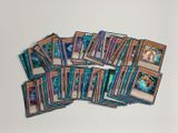 une pile de cartes posées sur une table
