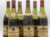 six bouteilles de vin sont alignées dans une rangée