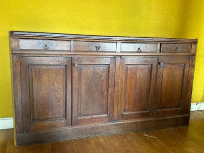 un buffet en bois dans une pièce aux murs jaunes