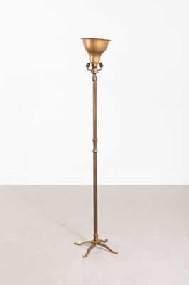 un lampadaire plaqué laiton, avec un pied en métal et un abat-jour en laiton