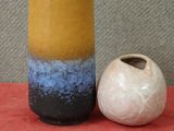 deux vases posés l'un à côté de l'autre sur une table