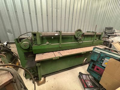 Une « Green Machine » est entreposée dans un entrepôt, au milieu de cartons et d’autres objets.