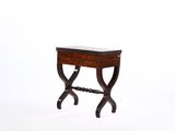 une petite table en bois avec un plateau en verre sur fond blanc