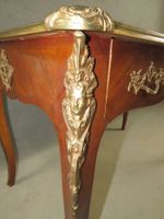 Bureau plat en marqueterie, de style Louis XV, ouvrant à 3 t… (photo 6)