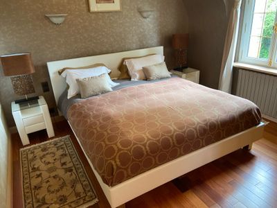 un lit avec une couette marron et un tapis au sol