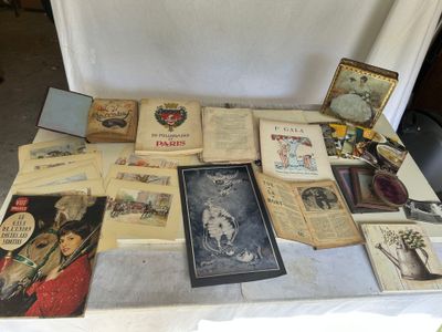 une table sur laquelle sont posés de nombreux livres illustrés