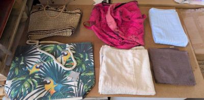plusieurs objets posés ensemble sur une table