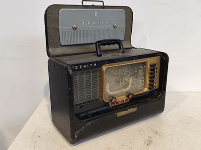 une radio à l'ancienne posée sur une table blanche