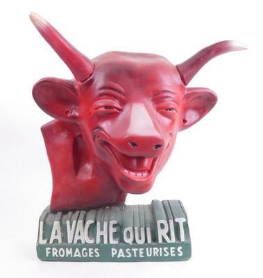 une sculpture rouge représentant une tête de taureau posée sur un livre