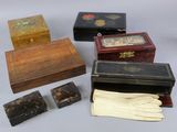 de nombreux types de boîtes en bois sur la table