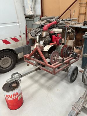 un petit moteur posé sur un chariot dans un garage