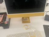 un écran d'ordinateur posé sur un bureau avec un clavier et une souris