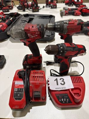 a lot of power tools that are on a table