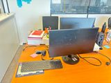 un écran d'ordinateur et un clavier posés sur un bureau dans un bureau