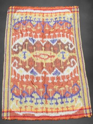 une écharpe orange, bleue et jaune, avec un motif dessus