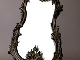 un miroir posé sur un pied dans la pièce