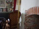 un grand lampadaire doré dans un coin du salon