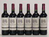 six bouteilles de vin sont alignées sur une table