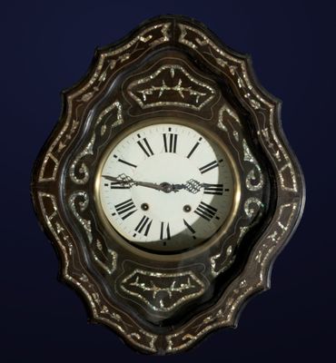une horloge avec des chiffres romains sur le cadran