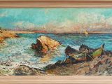 une peinture à l'huile représentant un bateau sur l'eau, près d'un rivage rocheux