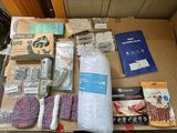 de nombreux objets posés sur une table