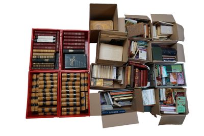 de nombreuses caisses de livres posées sur une surface blanche